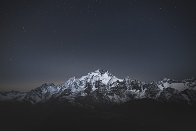 夜晚蓝天下的雪山